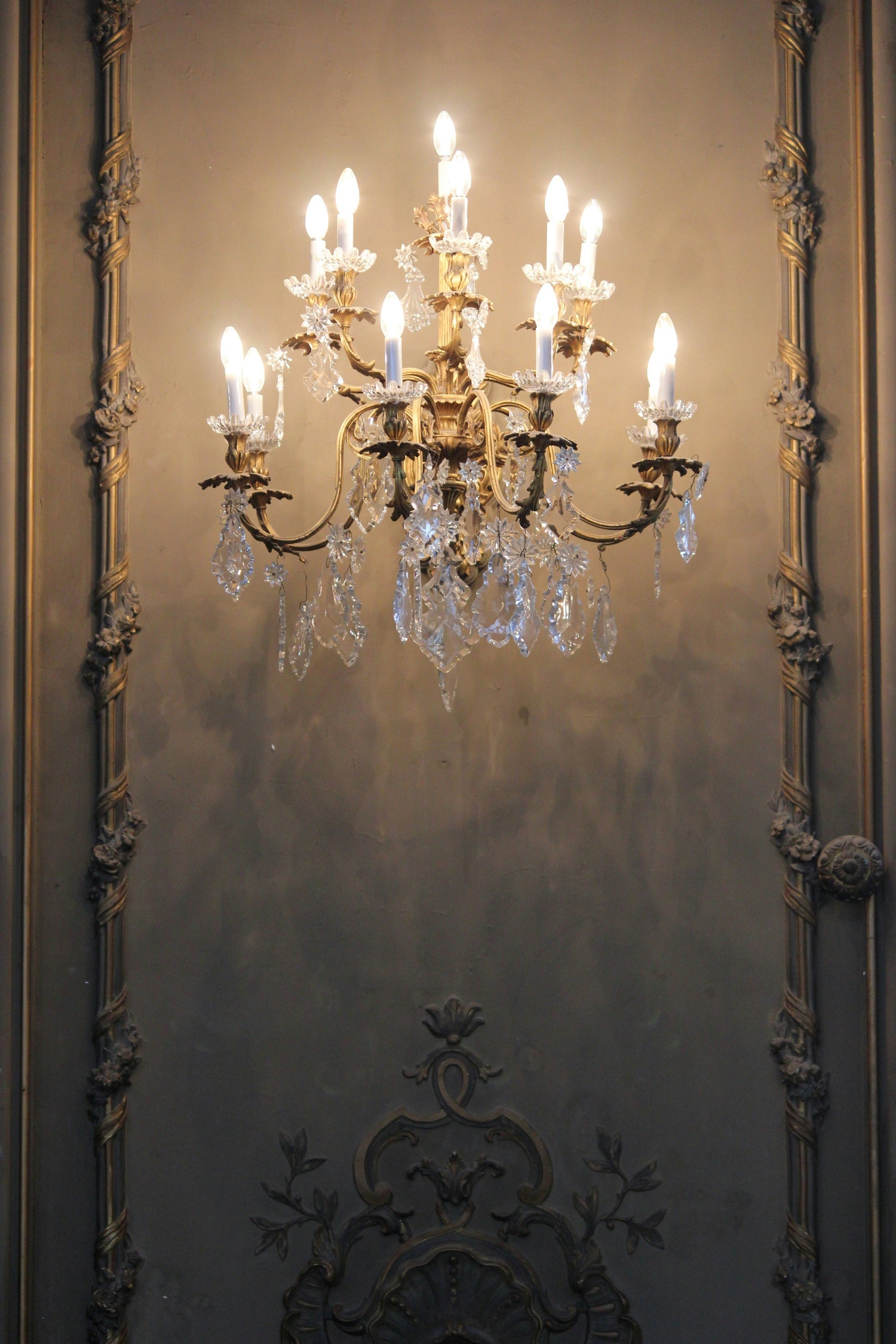 Statement pendant lights and chandeliers for elegant interiors