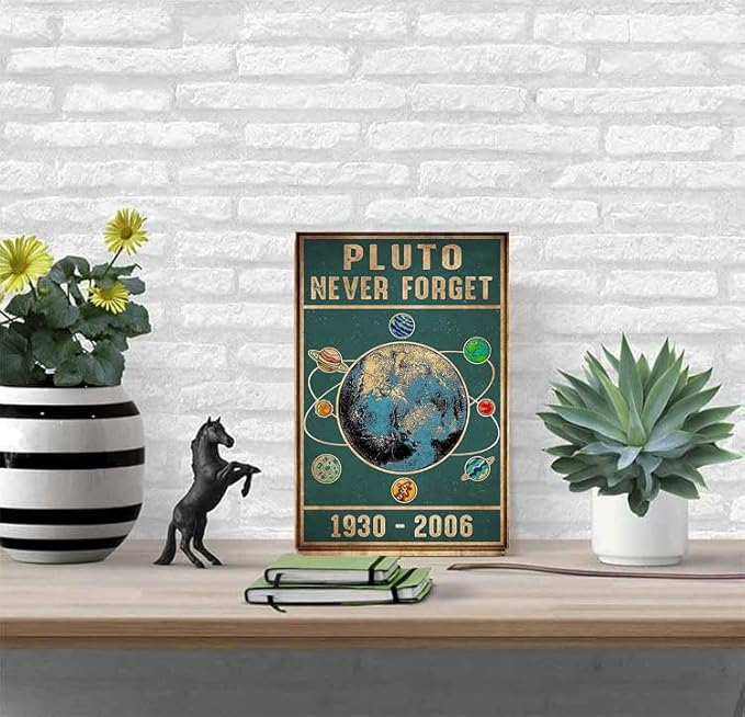 Cusde Pluto Never Forget 1930-2006 Metal Tin Sign Outer Space Wall Art Science Print Science Teacher Classroom Decor Solar System Plaques Vintage Funny Room Bathroom 8x12 Inch