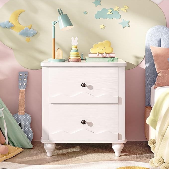 Cyclysio White Nightstand with Charging Station Set of 2, Scalloped Bedside Table with 2 Smooth Drawers, Modern End Table with Solid Wood Legs for Bedroom and Small Spaces