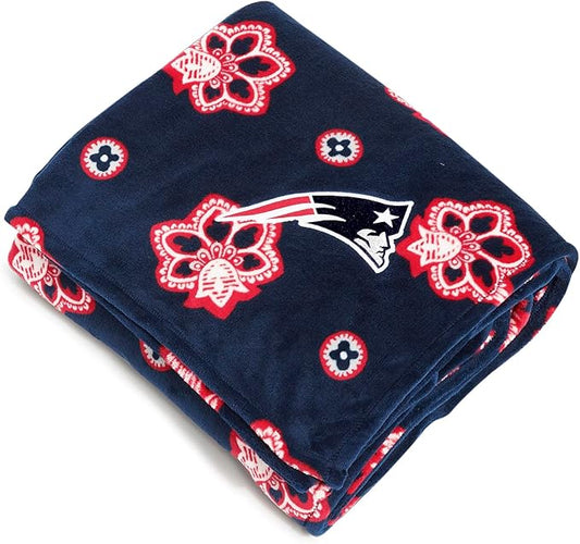 Vera Bradley Women's Fleece NFL Oversized Throw Blanket (Multiple Teams Available), Newenglandpatriotsonnauticalblue/Redbandana, One Size