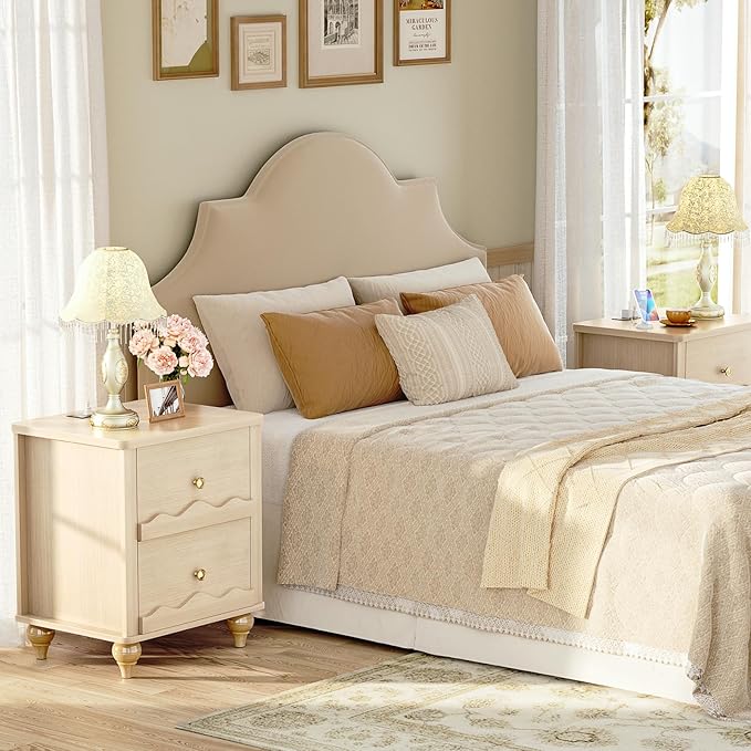 Cyclysio Natural Wood Nightstand with Charging Station, Scalloped Bedside Table with 2 Smooth Drawers, Modern End Table with Solid Wooden Legs for Bedroom and Small Spaces