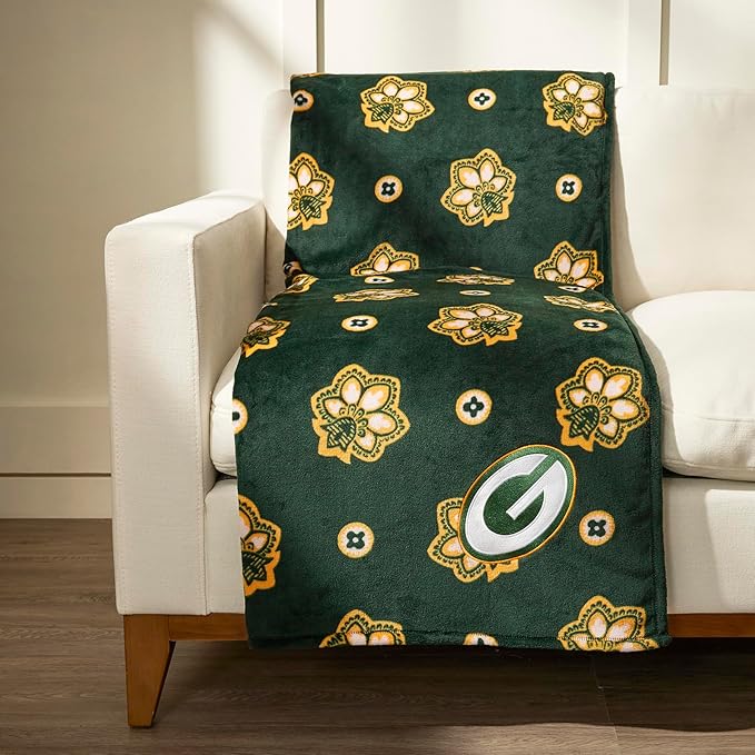 Vera Bradley Women's Fleece NFL Oversized Throw Blanket (Multiple Teams Available), Greenbaypackersondarkgreen/Yellowbandana, One Size