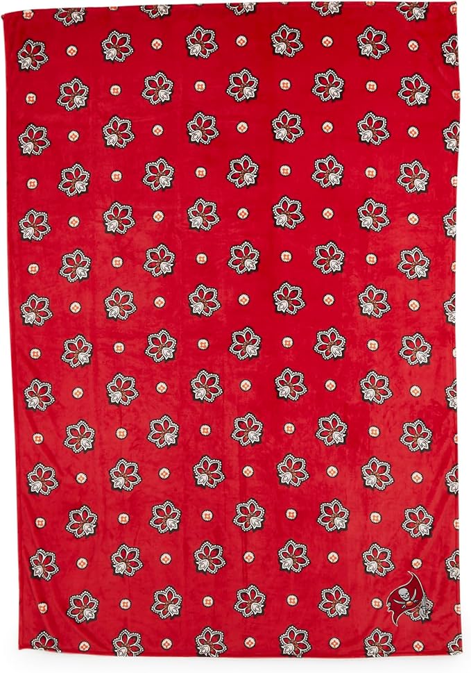 Vera Bradley Women's Fleece NFL Oversized Throw Blanket (Multiple Teams Available), Tampabaybuccaneersondarkred/Blackbandana, One Size