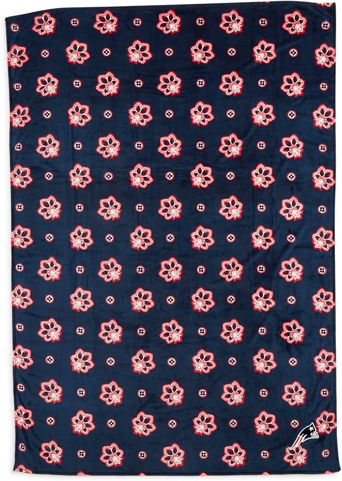 Vera Bradley Women's Fleece NFL Oversized Throw Blanket (Multiple Teams Available), Newenglandpatriotsonnauticalblue/Redbandana, One Size