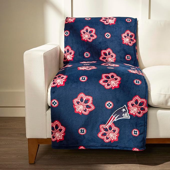 Vera Bradley Women's Fleece NFL Oversized Throw Blanket (Multiple Teams Available), Newenglandpatriotsonnauticalblue/Redbandana, One Size