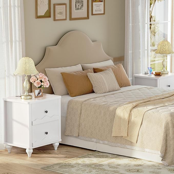 Cyclysio White Nightstand with Charging Station Set of 2, Scalloped Bedside Table with 2 Smooth Drawers, Modern End Table with Solid Wood Legs for Bedroom and Small Spaces