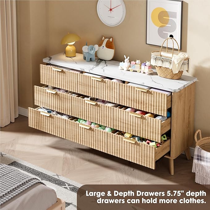 Garvee 9 Drawers Dresser for Bedroom, 60.6" Wide Dressers with Curved Profile Design, Fluted Wood Drawers with Gold Handle, Modern Chest of Dressers with Thickened Design for Living Room, Natural