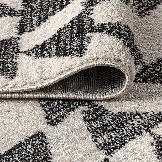 JONATHAN Y Aisha Moroccan Triangle Geometric Cream/Black Indoor Area Rug, 8x10, Contemporary, Modern, Easy-Cleaning for Living Room, Bedroom, Kitchen, Pet Friendly, Non-Shedding (MOH206A-8)