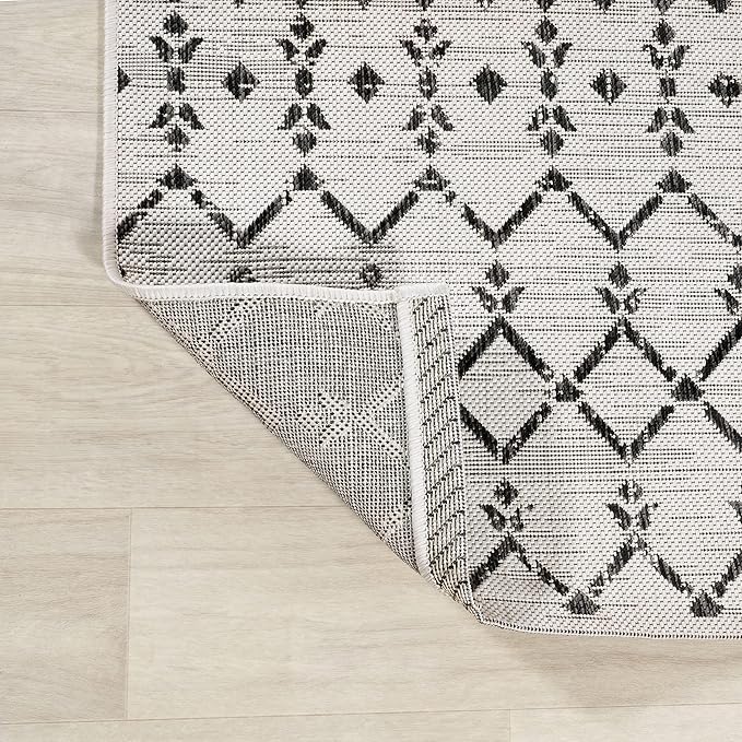 JONATHAN Y Moroccan Geometric Indoor Outdoor Round Area Rug 4 Ft Cream/Black, Ourika Textured Weave for Backyard, Patio, Porch, Easy-Cleaning, High Traffic, Pet-Friendly, Non-Shedding (SMB108I-4R)